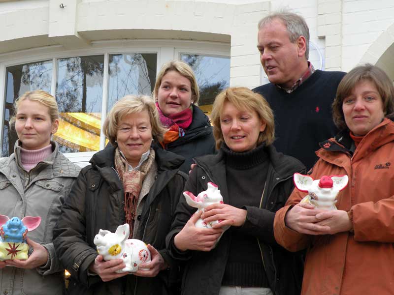Timmendorfer Tourismuschef Jaletzke übergibt ‚Spenden-Schweine’  Foto: SP
